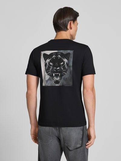Männermodel trägt schwarzes Regular Fit T-Shirt mit Label-Print von Antony Morato aus reiner Baumwolle, Ganzkörperansicht Rückansicht.