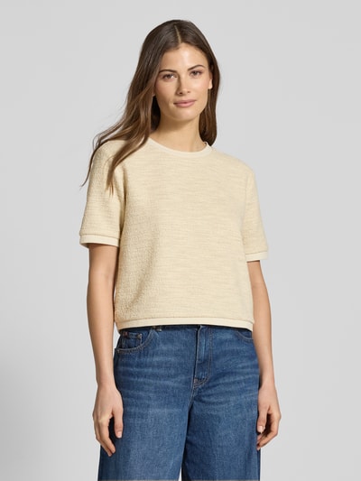 Vrouwenmodel draagt T-shirt in badstoflook met ronde hals van Jake*s Collection, katoenmix, boxy fit, lichtgeel, voorkant, close-up bovenlichaam.