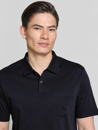 Männermodel trägt Regular Fit poloshirt mit borstzak van MAERZ Muenchen, puur katoen, knoopsluiting, ruglengte maat 50: 71 cm, Nahaufnahme Oberkörper.