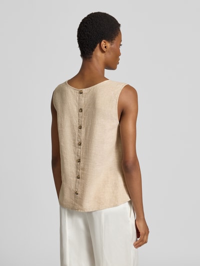 Frauenmodel trägt Top aus Leinen-Mix mit Rundhalsausschnitt Modell 'Lava' von FREE/QUENT, beige, strukturierte Oberfläche, Rückenlänge 60 cm, Ganzkörperansicht Rückansicht.