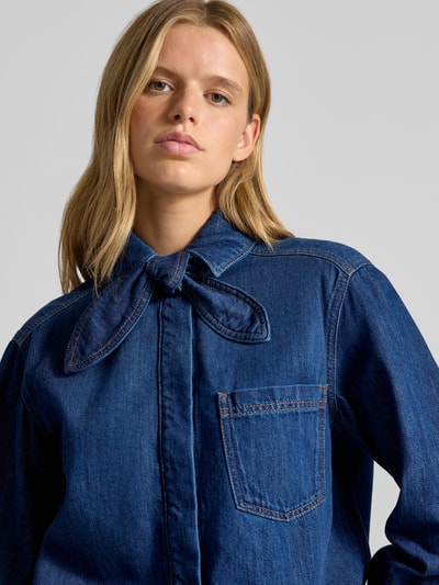 Vrouwenmodel draagt Relaxed Fit jeansblouse uit mix van katoen en lyocell van Marc O'Polo, Dames jeansblouse, close-up bovenlichaam