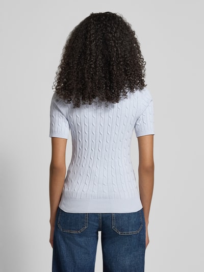 Männermodel trägt Strickshirt mit Zopfmuster und Label-Stitching von Gant, Mieszanka bawełny z dodatkiem streczu, krój slim fit, okrągły dekolt, długość tyłu 57 cm, długość rękawów 24 cm, jasnoniebieski kolor, tylna część, całkowity widok sylwetki, Ganzkörperansicht Rückansicht.