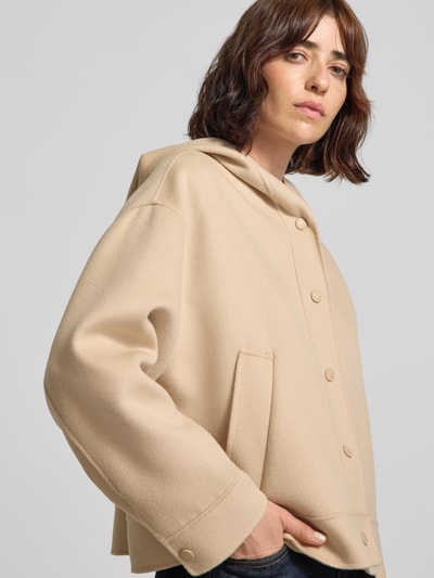 Frauenmodel trägt Regular Fit Wolljacke mit seitlichen Eingrifftaschen Modell 'WKDRIDENTE' von Weekend Max Mara in Beige, Nahaufnahme Oberkörper. Damen Wolljacke von Weekend Max Mara.