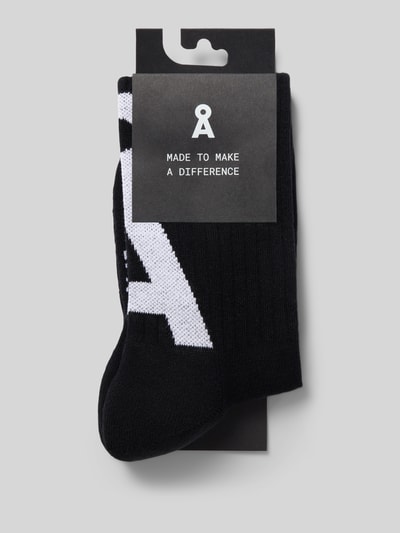Produktfoto, Socken mit Label-Stitching 'SAAMUS' von ARMEDANGELS, jednokolorowy czarny z detalem z logo, prążkowany ściągacz, mieszanka bawełny