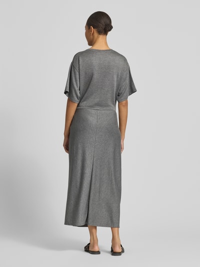 Frauenmodel trägt körpernahes Freizeitkleid aus Lyocell-Mix von Polo Ralph Lauren, graue Melange-Optik, Midi-Länge, Rückansicht Ganzkörperansicht.