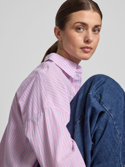 Kobiece model prezentuje Relaxed Fit Hemdbluse aus reiner Baumwolle von Marc O'Polo, efekt: wzór w paski, krój relaxed fit, kołnierzyk koszulowy, pas na plecach, długi rękaw, mankiet, zaokrąglone wykończenie, bawełna, zapięcie: listwa guzikowa, zbliżenie na górną część ciała.