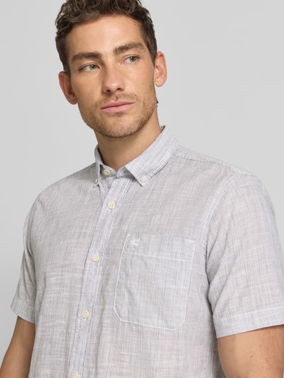 Männermodel trägt Regular Fit Freizeithemd mit Button-Down-Kragen van camel active in lichte grijstinten, katoen, borstzak, label-stitching, halve mouw, Nahaufnahme Oberkörper.
