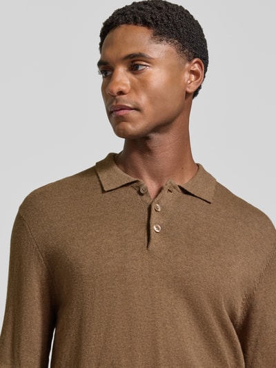 Mężczyznamodel nosi Regular Fit Strickpullover aus Baumwoll-Mix mit Kaschmir-Anteil von Casual Friday, mieszanka bawełny i kaszmiru, kołnierzyk polo, elastyczne wykończenia, długość tyłu w rozmiarze M: 65 cm, długość rękawów: 69 cm, kolor brązowy, gładka tekstura, zbliżenie na górną część tułowia.