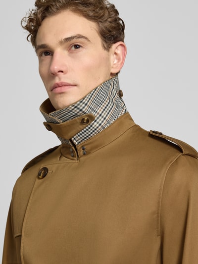 Männermodel trägt Trenchcoat mit Kentkragen von MCNEAL in Braun, Material-Mix, Knopfleiste, Nahaufnahme Oberkörper.