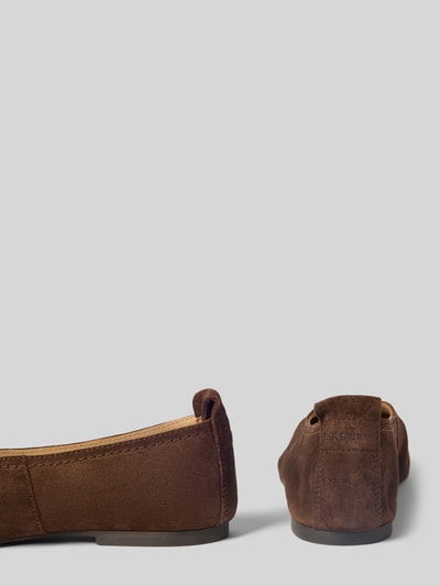 Produktfoto, Ballerinas aus echtem Leder Modell 'Chadii' von Gant in Braun, glatte Sohle, abgerundete Passform, Absatzhöhe 1 cm, Schafthöhe 7 cm, Schaftweite 19 cm, samtige Textur