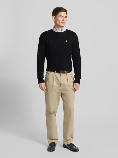 Männermodel trägt Strickpullover mit Label-Stitching von Polo Ralph Lauren in Schwarz, Regular-Fit, Reine Baumwolle, Rundhalsausschnitt, Gerippte Abschlüsse, Ganzkörperansicht von vorne.
