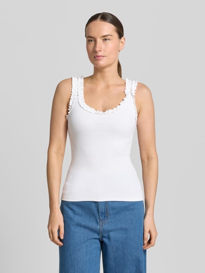 Frauenmodel trägt Trägertop mit Rundhalsausschnitt und Rüschen von Copenhagen Muse aus Baumwoll-Elasthan-Mix in Ripp-Optik, Slim-Fit, Rückenlänge bei Größe S 38 cm, Weiß, Ganzkörperansicht von vorne.