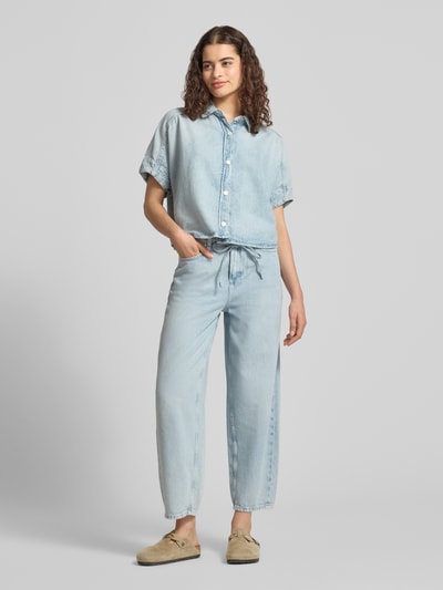 Frauenmodel trägt Relaxed Fit Barrel Jeans aus reiner Baumwolle Modell 'STINE' von Marc O'Polo Denim in Denim-Optik, Cropped Länge, Eingrifftaschen, Gesäßtaschen, Knopf und verdeckter Reißverschluss mit Bindegürtel, Material: reine Baumwolle, Ganzkörperansicht von vorne.