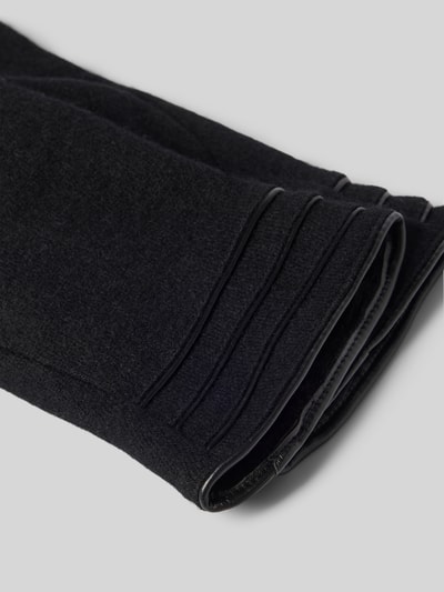 Produktfoto, Handschuhe mit Teddyfutter von EEM, czarny bawełniany materiał, klasyczny kształt, faktura z biesenami, miękkie wnętrze