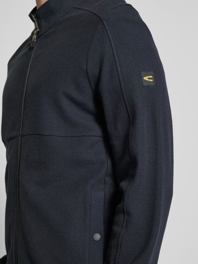 Männermodel trägt Sweatjacke mit Stehkragen und Reißverschluss von camel active aus reiner Baumwolle, Regular Fit, Nahaufnahme Oberkörper.