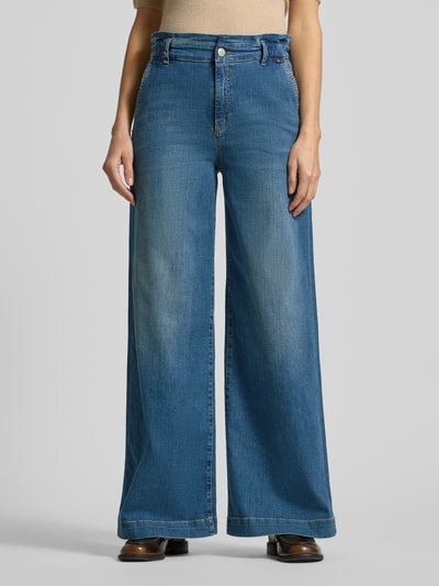 Frauenmodel trägt Jeans mit französischen Eingrifftaschen von Marc Cain aus Baumwoll-Elasthan-Mix, lockerer Schnitt, Ganzkörperansicht von vorne.