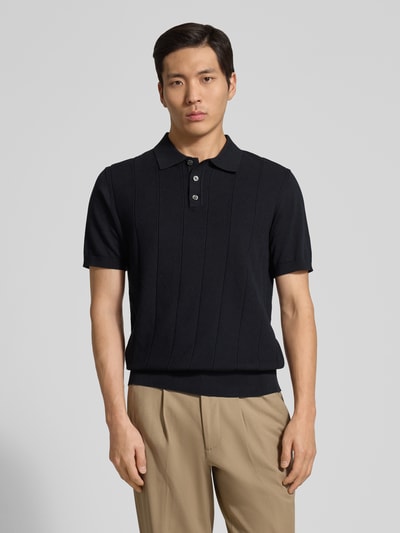 Männermodel trägt Regular Fit Poloshirt aus Baumwolle Modell 'Pima Primo' von Profuomo, schwarze Farbe, feine Struktur, Ganzkörperansicht von vorne. Reine Baumwolle, Regular-Fit, Polokragen, Gerippte-Abschlüsse, Rückenlänge bei Größe M: 67 cm.