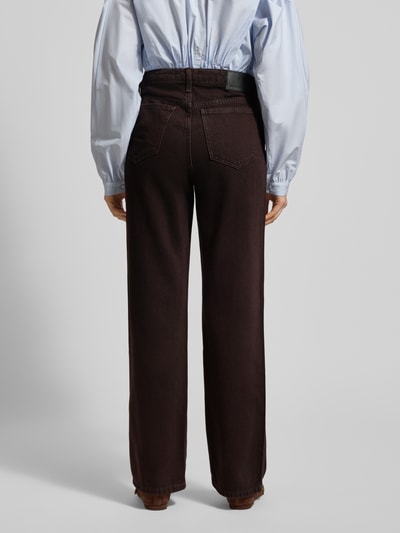 Frauenmodel trägt Straight Fit Jeans mit Eingrifftaschen von Stefanel aus Baumwoll-Lyocell-Mix in Dunkelbraun, Ganzkörperansicht Rückansicht. Bundweite 39 cm, Innenbeinlänge 80 cm bei Größe 36.