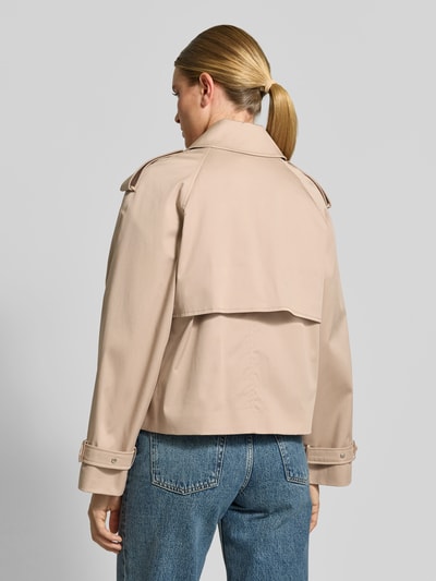 Vrouwenmodel draagt Relaxed Fit jack uit katoenmix van Anine Bing in beige met reverskraag, dubbele knoopsluiting, steekzakken, ruglengte bij maat S 46 cm, borstwijdte 48 cm, mouwlengte 59 cm, Ganzkörperansicht Rückansicht