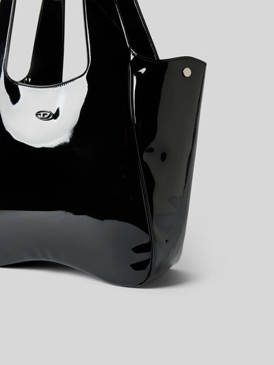 Produktfoto, Shopper mit Logo-Detail von Diesel in schwarzer Glanz-Optik, glatte Textur, Steckfach innen, Magnetverschluss, Nahaufnahme