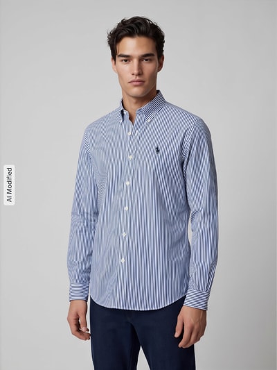 Männermodel trägt Custom Fit Freizeithemd aus Baumwoll-Mix von Polo Ralph Lauren mit wzór w paski na całej powierzchni w odcieniach niebieskiego i bieli, Popeline, wyhaftowane logo, koszula z długim rękawem, zaokrąglony dół, Ganzkörperansicht von vorne, KI-modifiziertes Bild.