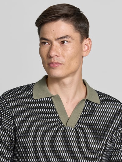 Männermodel trägt Relaxed Fit Strick-Poloshirt mit V-Ausschnitt von Lindbergh, Allover-Look, Reine Baumwolle, Nahaufnahme Oberkörper.