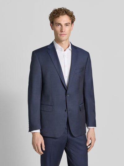 Männermodel trägt dunkelblaues Slim-Fit 2-Knopf-Sakko aus Reine Schurwolle Modell 'Tobias' von Carl Gross, Ganzkörperansicht von vorne, Kontext: Herren 2-Knopf-Sakko, Reverskragen, Pattentaschen, Rückenlänge 76 cm, Schulterbreite 48 cm, Ärmellänge 64 cm, Größe 50.