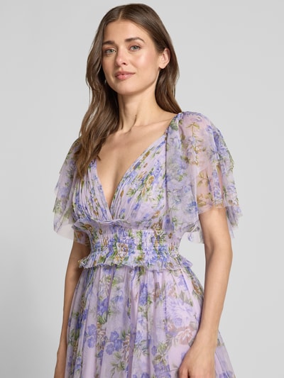 Frauenmodel trägt Cocktailkleid aus Mesh mit V-Ausschnitt von LACE & BEADS im Allover-Look, taillierter Schnitt, Nahaufnahme Oberkörper.