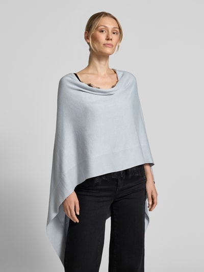 Vrouwenmodel draagt Relaxed Fit Poncho aus Viskose-Mix in Tricotlook van comma, lichtblauw, verlengde achterkant, maat 1, ruglengte 57 cm, vooraanzicht bovenlichaam.