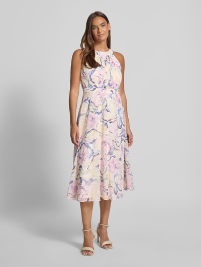 Frauenmodel trägt Midikleid mit floralem Allover-Print von Christian Berg Cocktail in Pastelltönen, taillierte Passform, Falten-Optik, ärmellos, Ganzkörperansicht von vorne