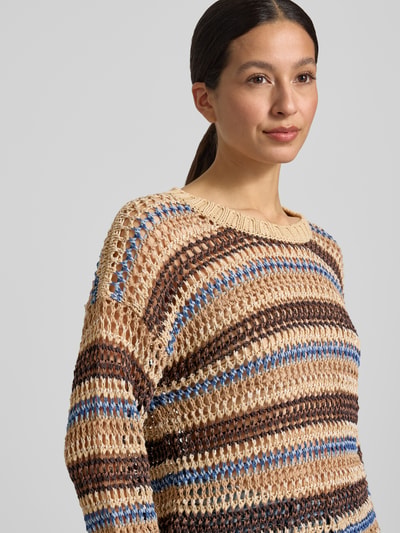 Frauenmodel trägt Oversized Pullover aus Leinen-Baumwoll-Mix Modell 'DONIRICA' von Weekend Max Mara, Optik: Unifarben, Passform: Oversized, Muster: Netzmuster, U-Boot-Ausschnitt, Ärmelform: Langarm, Materialverarbeitung: See-Through-Strick, Farben Beige, Braun, Blau, Nahaufnahme Oberkörper.