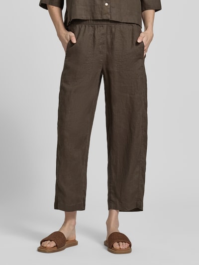 Frauenmodel trägt Damen Leinenhose in Dunkelbraun, elastischer Bund, verkürzte Passform, Modell 'myha linen' von OPUS, Ganzkörperansicht von vorne.