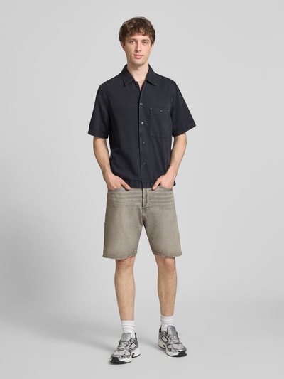 Mannenmodel draagt Relaxed Fit Jeansshorts Modell 'TONY' van Jack & Jones, katoen-elastaan mix, steekzakken, beige kleur, volledige vooraanzicht.
