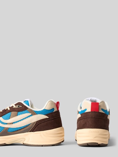 Produktfoto, Sneaker mit Label-Patch Modell 'G-ECO’99' von Genesis, Braun-Beige mit blauen Einsätzen, abgerundete Form, Schnürung, geflochtene Schnur, profilierte Sohle, Absatzhöhe 4 cm, Schafthöhe 7 cm, Schaftweite 8 cm, moderne Texturmischung