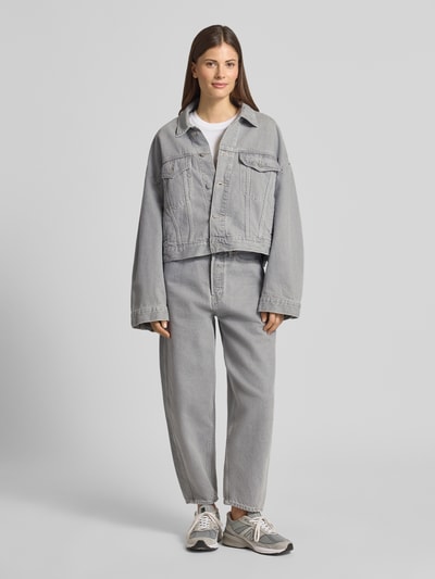 Vrouwenmodel draagt Barrel Fit aus Lyocell-Baumwoll-Mix Modell 'BAARLY' van Armedangels, dames jeans in denimlook, barrel fit, high waist, labelpatch, riemlussen, verdekte knoopsluiting, 5-pocketmodel, mix van katoen en lyocell, grijs, rechte vormen, gladde textuur, geheel van voren.