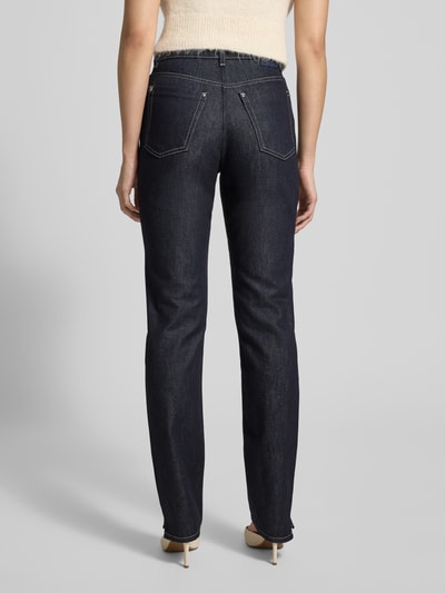 Kobiece model prezentuje ciemnoniebieskie proste jeansy Straight Fit Jeans aus Baumwoll-Lyocell-Mix Modell 'C_ADA SLIM HR 1.0' od BOSS Orange z denimu, melange, 5 kieszeni, widok całej sylwetki z tyłu.
