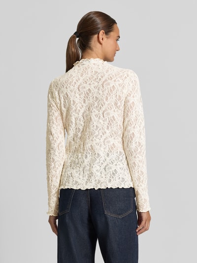 Vrouwenmodel draagt Regular Fit shirt met lange mouwen met all-over motief van s.Oliver BLACK LABEL, crèmekleur, geheel achteraanzicht.