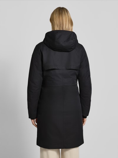 Männermodel trägt Parka mit Kapuze und Eingrifftaschen Modell 'GW66' von G.I.G.A. DX, czarny kolor, krój regular fit, z zakrytym zamkiem, Szerokość w rozmiarze 36: 42 cm, długość tyłu 94 cm, szerokość klatki piersiowej 47 cm, długość rękawa 65 cm, widok całej sylwetki z tyłu