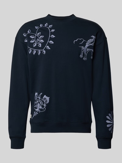 Produktfoto, Sweatshirt mit Stitchings Modell 'DELFTS BLAUW' von Scotch & Soda, Herren Sweatshirt in Dunkelblau, Reine Baumwolle, Regular-Fit, Rundhalsausschnitt, Rückenlänge Größe M: 72 cm, Ärmellänge: 59 cm, weiße Stickereimotive.
