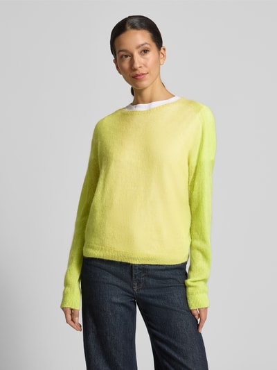 Kobiece modelka nosi Regular Fit Pullover aus Alpaka-Mix in Strick-Optik od Rich & Royal, żółty, mieszanka alpaki z dodatkiem wełny, okrągły dekolt, elastyczne wykończenia, długość tyłu 55 cm, rękawy 58 cm, imitacja dzianiny; widok całej sylwetki z przodu.