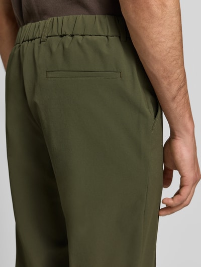 Männermodel trägt Slim Fit Anzughose aus Performance-Stretch-Gewebe Modell 'P-Genius-CW-WG-263F' von BOSS in Olivgrün, Detailaufnahme Rückansicht, Herren Anzughose von BOSS.