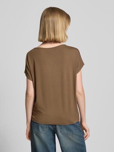 Kobiece modelka nosi Relaxed Fit T-Shirt aus Viskose-Mix von s.Oliver RED LABEL, jednokolorowy, krój relaxed fit, dżersej, mieszanka wiskozy, okrągły dekolt, krótki rękaw, luźne ramiona, ujęcie całej sylwetki z tyłu.