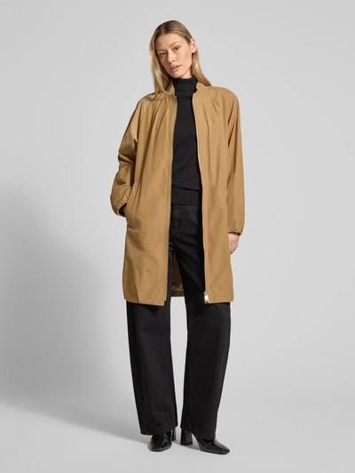 Frauenmodel trägt Mantel mit Stehkragen und Zweiwege-Reißverschluss von Fuchs Schmitt, Relaxed Fit, Beige, Baumwoll-Mix, Ganzkörperansicht von vorne.