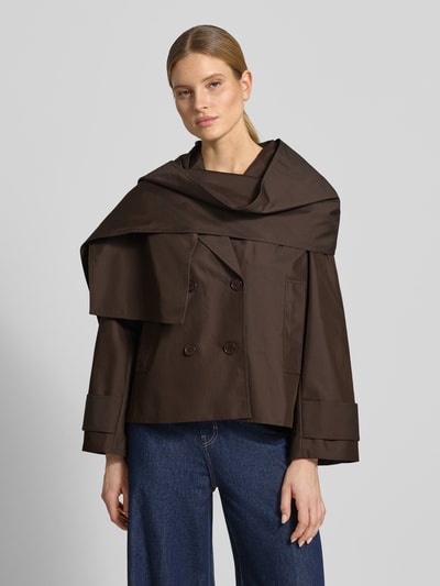 Frauenmodel trägt dunkelbraune Jacke mit Reverskragen Modell 'CORAL' von Copenhagen Muse, Zweireiher, Regular Fit, Nahaufnahme Oberkörper. Baumwoll-Mix, breite Ärmel, passender Schal, klare Linien und glatte Textur. Rückenlänge 63 cm, Schulterbreite 52 cm, Brustweite 60 cm, Ärmellänge 58 cm.