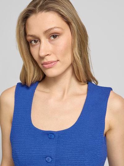 Vrouwenmodel draagt Weste aus Viskose-Mix mit Strukturmuster Modell 'KATE LUMINA' van ICHI, blauw met structuur, slim fit, close-up bovenlichaam