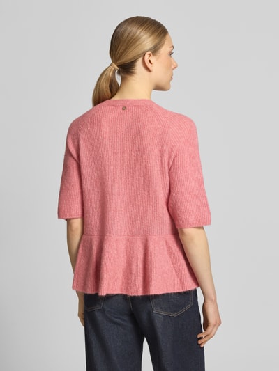 Frauenmodel trägt Strickpullover aus Alpaka-Mix Modell 'Thora' von MOS MOSH in Rosa mit Rundhalsausschnitt, Regular Fit, Rückansicht, Ganzkörperansicht.