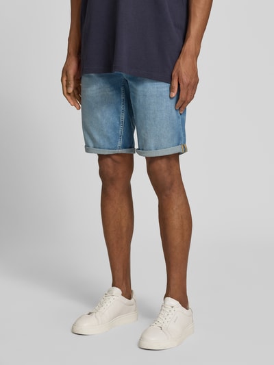 Mannenmodel draagt Regular Fit Jeansshorts im 5-Pocket-Design van PME Legend, lichtblauw katoen-elastaan, model 'NIGHTFLIGHT', knoop- en ritssluiting, bundwijdte 43 cm, binnenbeenlengte 25 cm, voorkant, detailopname benen.