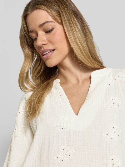 Frauenmodel trägt Relaxed Fit Langarmbluse aus reiner Baumwolle Modell 'NATALI' von Vero Moda, unifarben, Lochstickerei, Seersucker, Nahaufnahme Oberkörper.