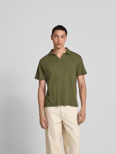 Officine Générale Poloshirt mit V-Ausschnitt Oliv 4