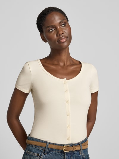 Frauenmodel trägt Slim Fit T-Shirt mit durchgängiger Knopfleiste von Jake*s, Rundhalsausschnitt, cremefarben, Nahaufnahme Oberkörper. Elastischer Baumwoll-Modal-Mix.